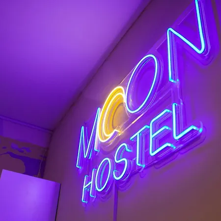 Hostel Moon